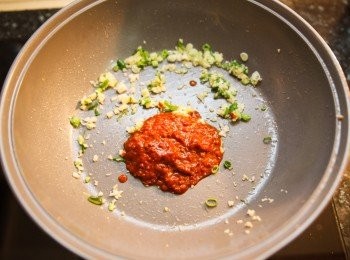 step4: 同一油鍋，將蔥、薑、蒜末爆香後加入辣豆瓣醬炒香。