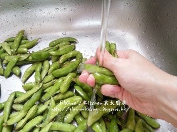 step1: 毛豆放入盆內加入鹽清洗毛豆兩至三次