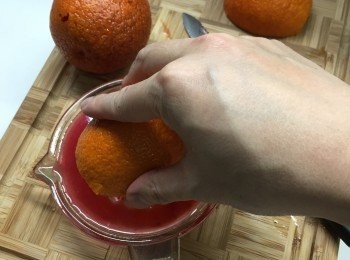 step5: 5個血橙搾汁。