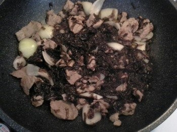 step4: 開中大火，燒熱鍋，下少許油。把肉片
炒至全熟。用原鍋炒洋蔥變軟，再加入
少許麻油和紫菜續炒。