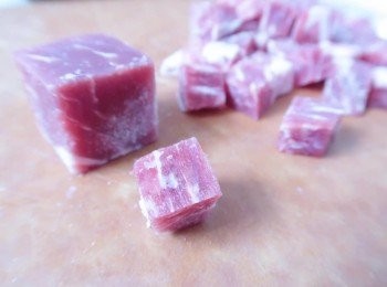 step2: 牛柳粒切細。