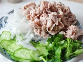 step1: 先將五花肉片川燙撈起放入冰塊水裡冰鎮一下再撈起、洋蔥切細絲、小黃瓜用刨刀刨斜薄片、香菜洗淨