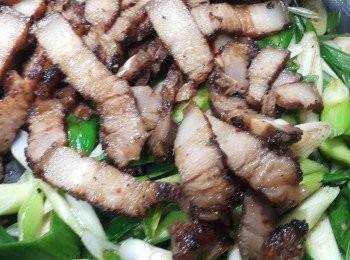 step5: 最後倒入鹹豬肉片一起拌炒少許米酒嗆鍋~完成