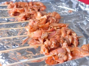 step3: 將雞肉串放在鋪有錫紙的烤盤上，放入已預熱180度焗爐，焗約15 -18分鐘，焗至一半時間時，將雞肉翻面再烤（可在雞肉上塗少許油）*如沒有焗爐，放在平底鑊上燒也可