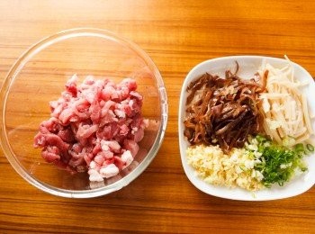 step1: 將豬肉、竹筍、黑木耳切絲；蔥、薑、蒜切成細末後備用。