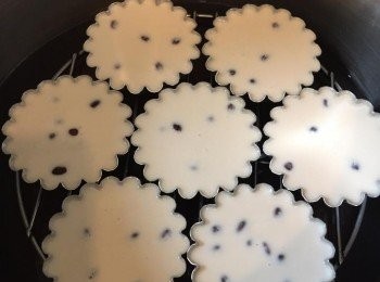 step4: 將粉漿注入小碗/小杯內，放入紅豆，