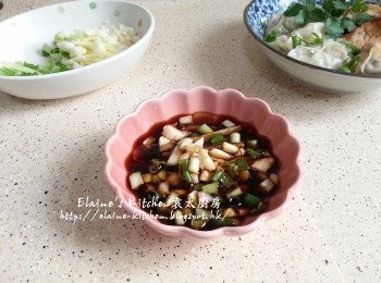 step13: 沾醬方面 , 將蒜粒 , 蔥粒及薑絲放入器皿內 , 加入生抽 , 鎮江醋 , 麻油拌勻即可