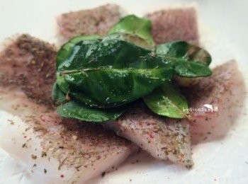 step4: 撒上少許香料擺上檸檬葉.下鍋蒸１０－１５分