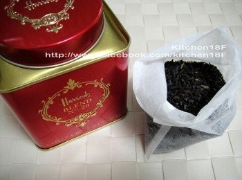 step2: 茶葉先裝進「滷味袋」，事後較好清理。(茶葉品牌不拘，這次用的是Harrods紅茶)