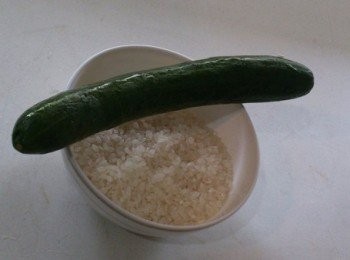 step1: 準備一碗美濃好米高雄147香米與一根小黃瓜，
先將美濃好米高雄147香米放入電鍋中蒸煮。