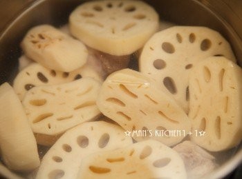 step2: 接著在湯鍋中倒入冷水、排骨、蓮藕後，開中火煮滾。