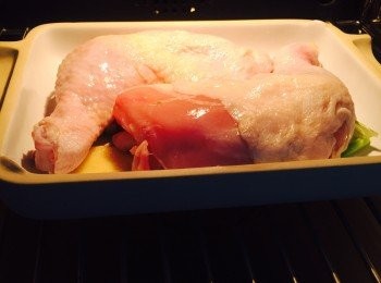 step2: <span class="group_2">醃料</span>中的薑葱鋪底，將已醃好的雞腿放面，隔水蒸15分鐘或蒸爐100度蒸20分鐘。