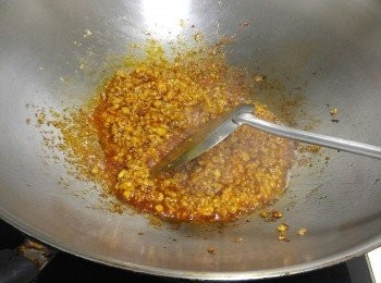 step2: 豆腐切大塊(1盒切12塊，放鹽，薑水中氽水，令豆腐去豆腥味及更結實，炒時少出水和不易散。但此步驟可以省略，直接煮也ok。)