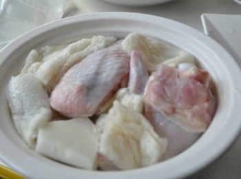 step4: 將<span class="group_1">食材</span>一層層的放入小湯鍋裡~