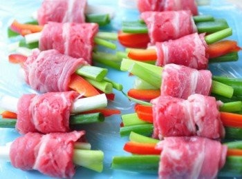 step3: 將牛五花平鋪後，放入對等的蔥段與紅椒段，慢慢的捲起即可