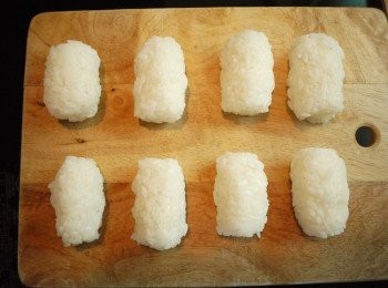 step4: 雙手沾上些許冷開水,將白飯分成八份,捏成圓柱狀