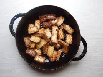 step2: 炒鍋先熱鍋，倒少許蔬菜油,將豆干兩面煎成焦香狀,先起鍋備用。