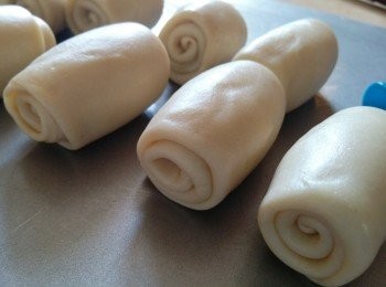 step11: 把最后卷起的小面筒子的接口朝下放置松弛15分钟， 松弛够时间比较容易擀成薄片。