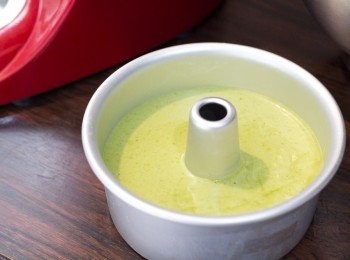 step7: 拌好的粉漿倒入戚風蛋糕模（千萬不要塗油或使用不沾模），然後整個蛋糕模由檯面上約 10 cm 放下，重覆三次，讓粉漿內較大的氣泡浮面爆開，這樣可以避免蛋糕焗出來切開後有大孔