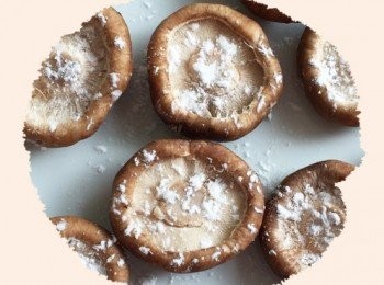 step6: 香菇蕈傘朝上撒上些許太白粉