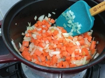 step7: 再加入紅蘿蔔粒快炒至香味濃濃及軟身約3-4分鐘, 期間若太乾, 可以加少許水/雞湯, 邊炒邊讓水份吸收