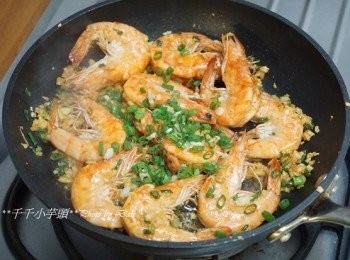 step4: 倒入蝦子拌均，撒上少許胡椒粉，先鍋前可在鍋邊撒些米酒，最後再撒上青蔥
