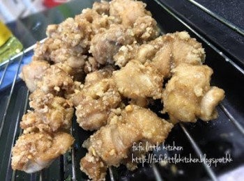 step4: 將油溫再以中大火燒熱，將4.的雞塊與九層塔倒入再炸。