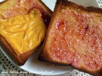 step3: 吐司邊亦可切下，抹上奶油後沾上滿滿的砂糖，進烤箱烤至微焦黃~香脆甜的土司邊當小點心非常棒喲!