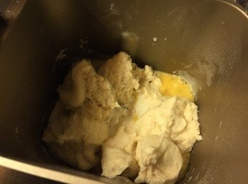 step2: 中種麵團發酵完成後, 取出中種麵團, 把主麵團材料連中種麵團撕碎放入麵包機內, 開動麵團模式, 直至完成