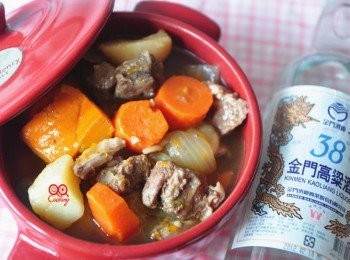 step5: 高粱也被稱為「白酒原料之王」 。 金門島上絕佳的水質、空氣、氣候及原料四大天然釀酒條件。金門高梁酒承襲古法技術所製造，因『清澈透明、質地純浄、芳香濃郁』而著名。