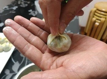 step6: 再用手捏實便成雲吞用 (沒有特別技巧， 除意便可）