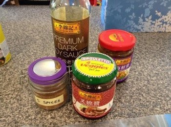 step7: 唔常下廚的朋友, 咩係1杯呢? 標準1杯係250毫升, 如果家裡無量杯, 大約就係一盒盒裝檸茶咁上下啦.

溫馨甜蜜終極浪漫提示:

再提提大家1公斤肉用半杯叉醬半杯豉油半杯海鮮醬已經好多喇.