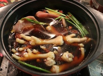 step4: 放入已沖洗好的豬耳和<a href="https://bit.ly/3kLFTWO" target="_blank" data-keyword="雞腳" class="guide-link"><strong>雞腳</strong></a> <span style="display:inline-block;vertical-align:middle;margin-top:-3px;color:initial;border-radius:3px;padding:2px 3px;font-size:12px;line-height:14px;background:#87d300;color:#fff;">即買</span> ，用大火煮滾後，