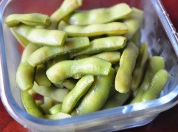 step3: 將剪好蒂頭的毛豆放入樂扣樂扣方形保鮮盒中