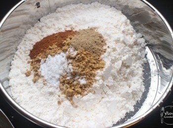 step5: 粉類全部均合好然後過篩加入, (記住換刮刀)再拌成粉團