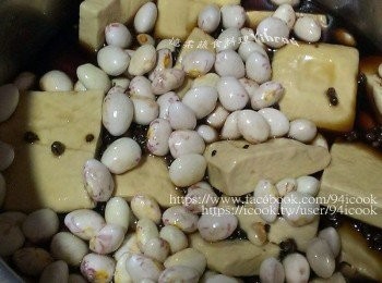 step3: 加入<span class="group_3">調味料</span>和<span class="group_1">材料</span>一起滷到熟.撈出八角