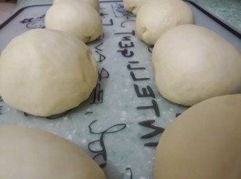 step5: 把完成第一次發酵的麵團取出，輕輕按壓排氣分割8份後再滾回圓形用保鮮膜蓋着15分鐘讓麵團鬆弛。