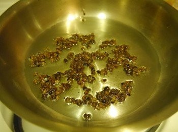 step1: *製作<span class="group_3">花椒油</span>:熱油後放入花椒粒小火拌炒5-7分。待涼，裝入玻璃罐中備用。