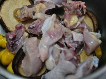 step8: 接著雞肉放在最上層