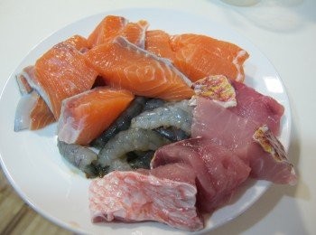 step5: 將魚肉切成長條塊狀，與蝦仁一起放入番茄醬汁，蓋上鍋蓋烹煮7分鐘，即完成這道用番茄原汁煮成的番茄海鮮湯。