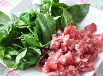 step1: 先將香腸切成碎丁狀、9層塔清洗乾淨