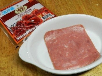 step7: 要開始堆疊囉！一層博客原味切片火腿墊底