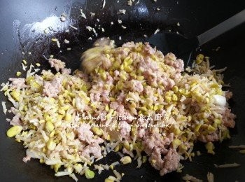 step11: 加入大豆芽後在鑊邊贊少許酒 , 拌勻炒至豬肉熟透