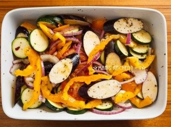 step3: 接著預熱烤箱，並把蔬菜放入烤盤中，用200度的溫度烘烤30~35分鐘即可。