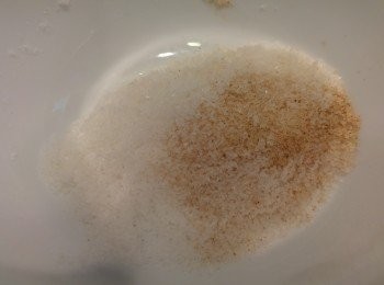 step2: 將<span class="group_3">醃料</span>攪勻後,雞內外都要搽一層<span class="group_3">醃料</span>