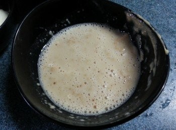 step2: 將15g水加入酵母,再加1茶匙砂糖,1茶匙底筋麵粉拌勻,直至見到起泡才用