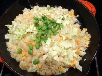 step12: 加入毛豆及高麗菜末,拌炒一下。