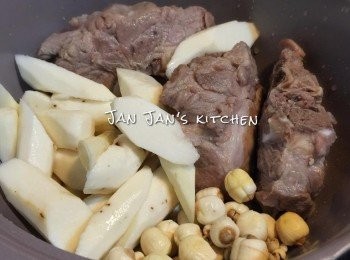 step1: 唐排洗淨瀝乾水用鹽醃一晚，多一點鹽也不打緊，志在入味，反正用前出水，自會去除多餘的鹽，出水後瀝乾。蓮子及薏米略浸洗備用。鮮淮山去皮洗淨滾刀切件。所有材料入鍋加入水，大火滾起中火煮15分鐘收小火煲1小時30分鐘即可。有需要可加鹽調味，不過我沒加也夠味。