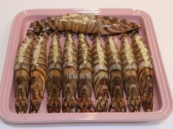 step2: (2) 蒜蓉及鹽拌勻, 蒜蓉放入蝦內