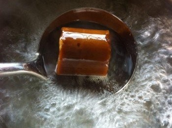 step2: 然後加入椰糖，小火煮溶。煮至燕菜絲和椰糖。